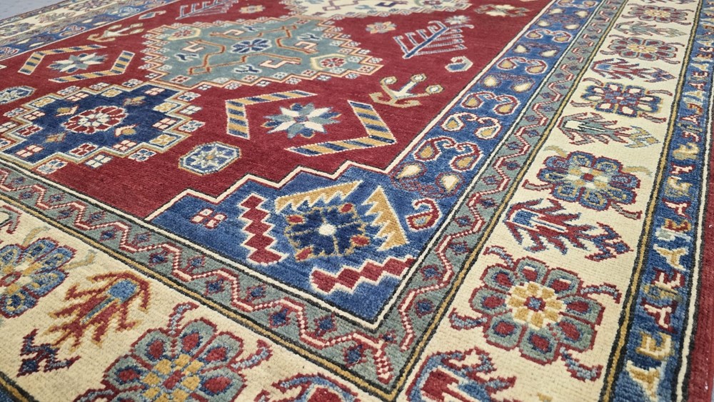 Tepisi ručni rad KAZAK 166x245 999,00 EUR 204081